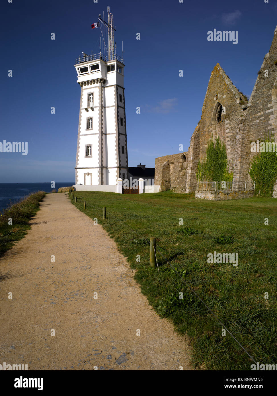 France, Brittany : saint Mathieu lighthouse and old abbey ruins Stock ...