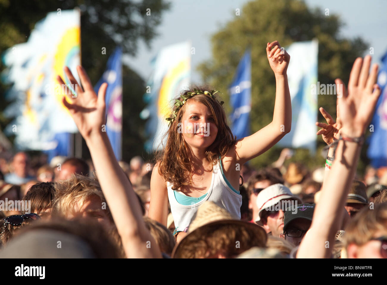 Stage crowd hi-res stock photography and images - Alamy