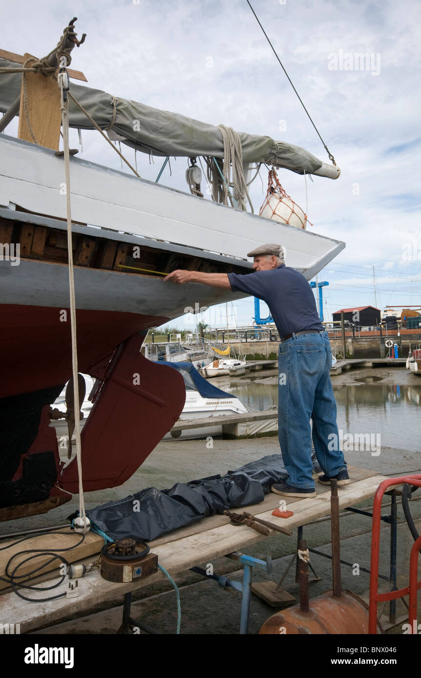 Oyster Yawl the Gamecock built in 1907 under repair having a plank  replaced by steaming in a bag to aid in bending the wooden Stock Photo