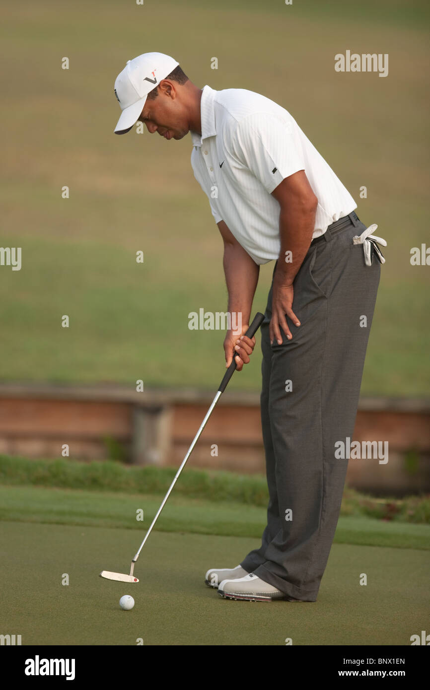 Tiger Woods warms up his putting stroke prior to playing the back nine during a practice round of the 2009 Players Championship. Stock Photo