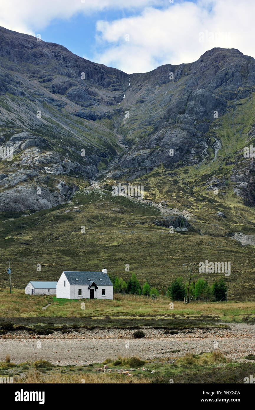 Lagangarbh Hut in Glen Coe, with the Buachaille Etive Mor behind, Highlands, Scotland, UK Stock Photo