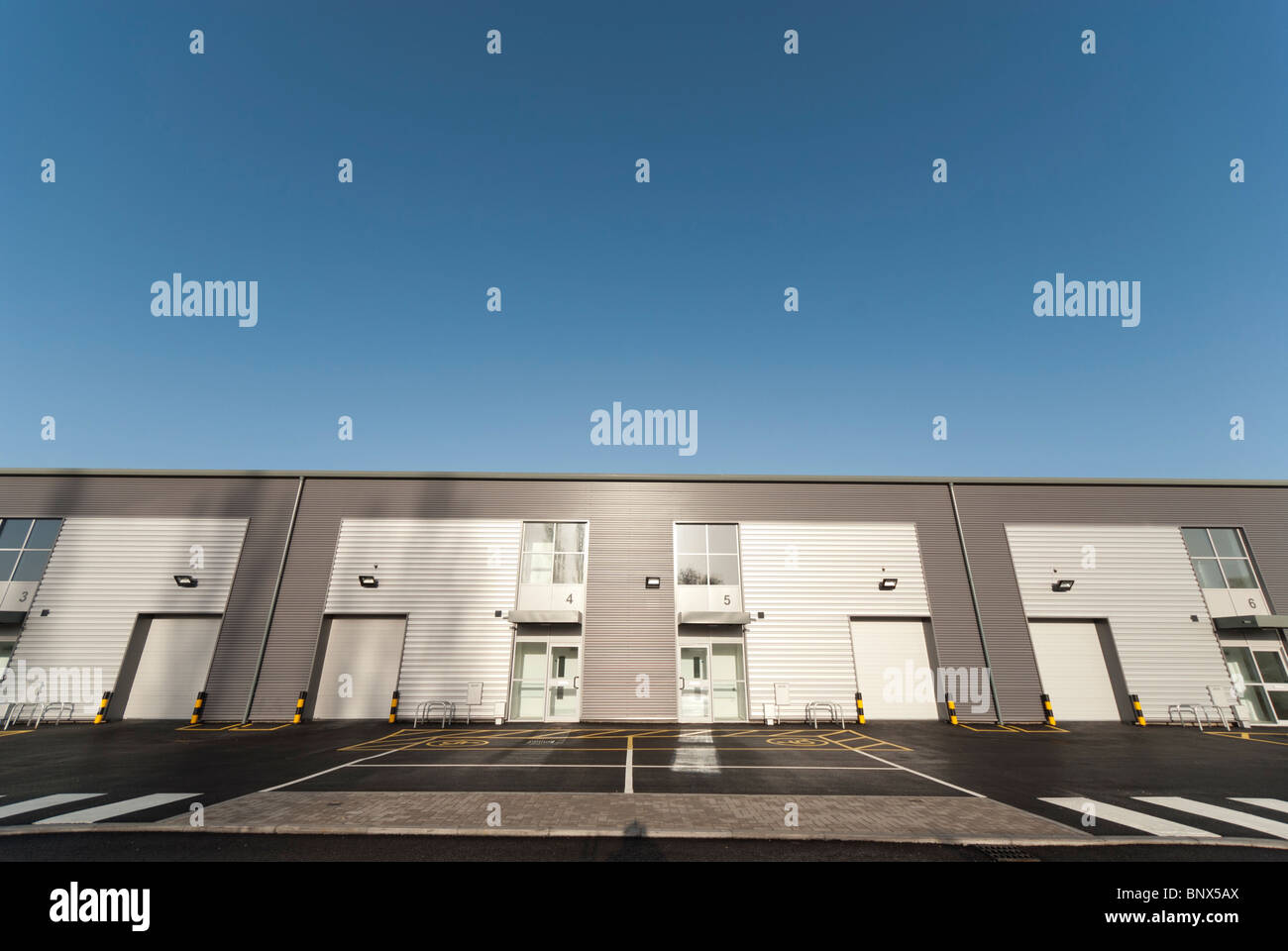 Unit Building Small new build small business industrial units Stock Photo - Alamy