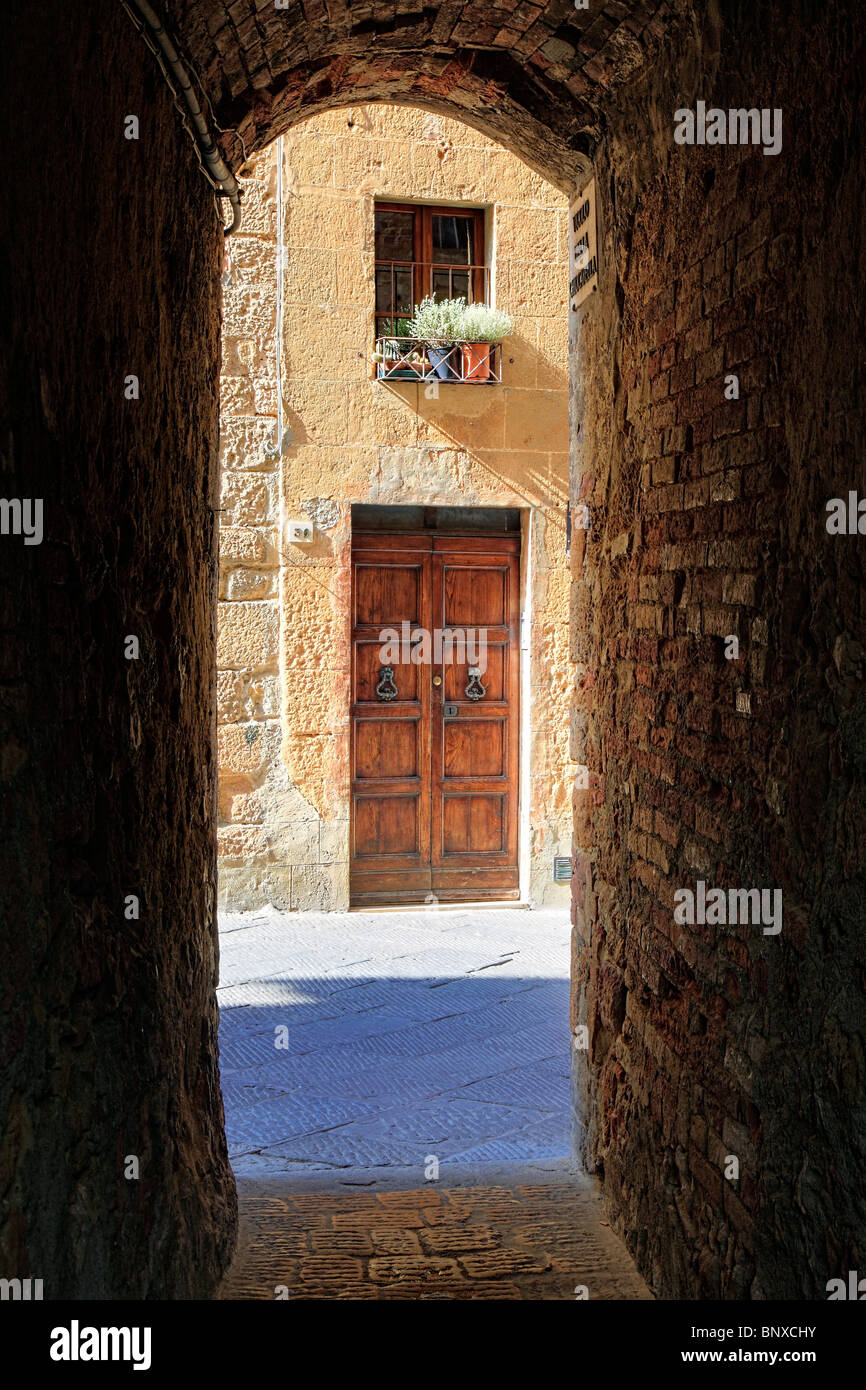 Narrow alley in the Tuscan hill town of Pienza, Italy Stock Photo
