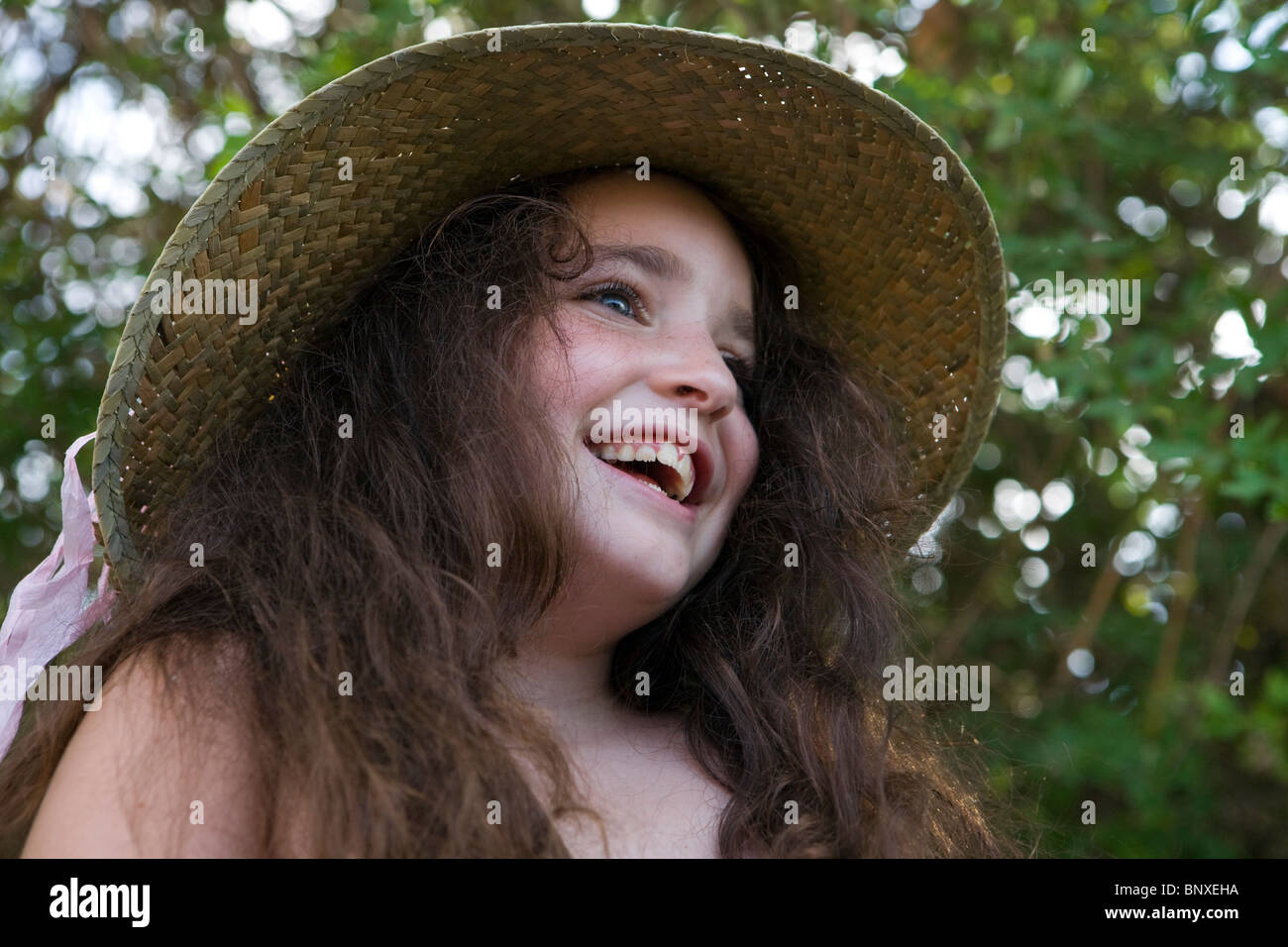 Portrait of girl laughing in straw hat Stock Photo - Alamy