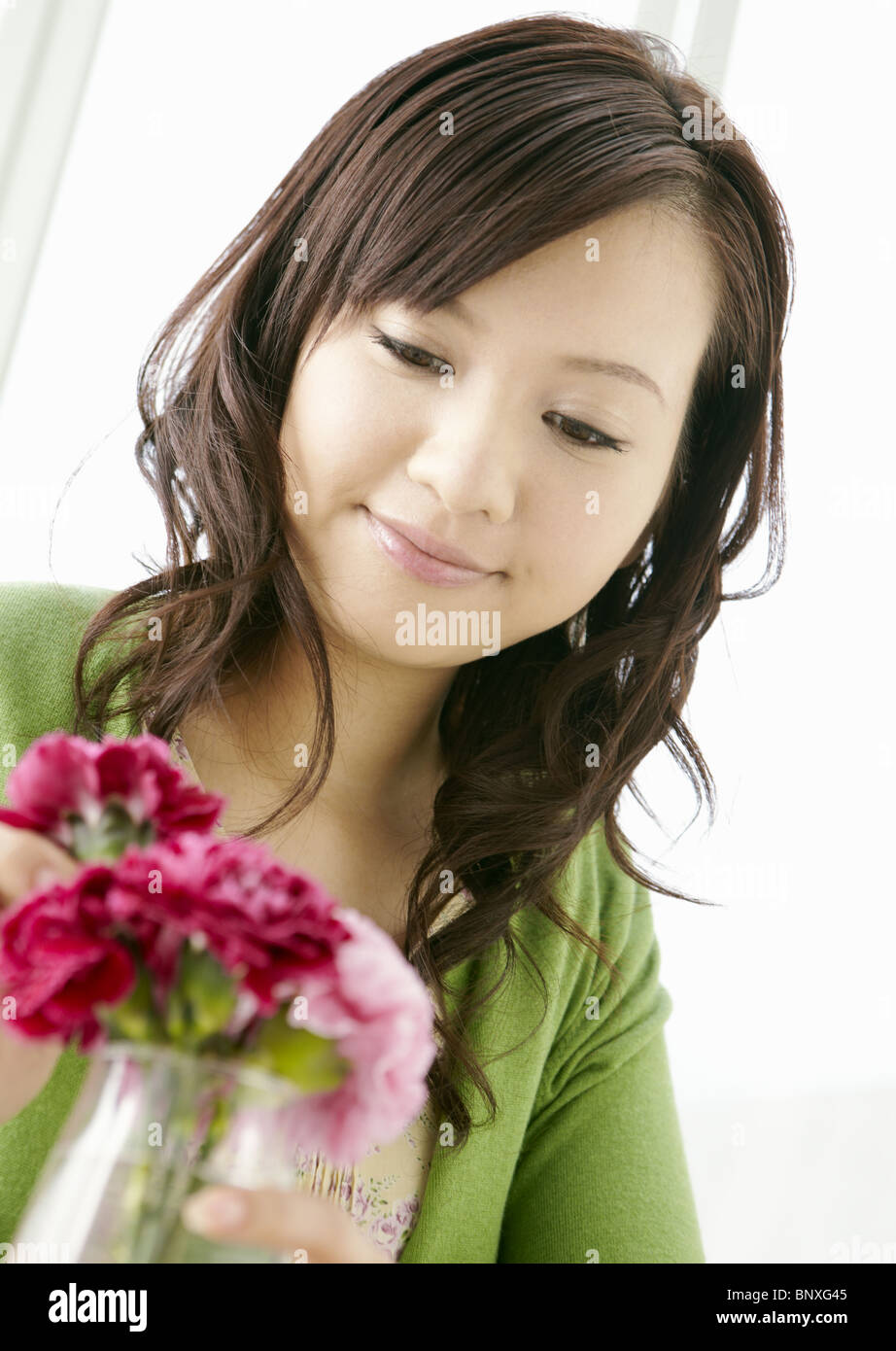 Young woman arranging flowers Stock Photo - Alamy