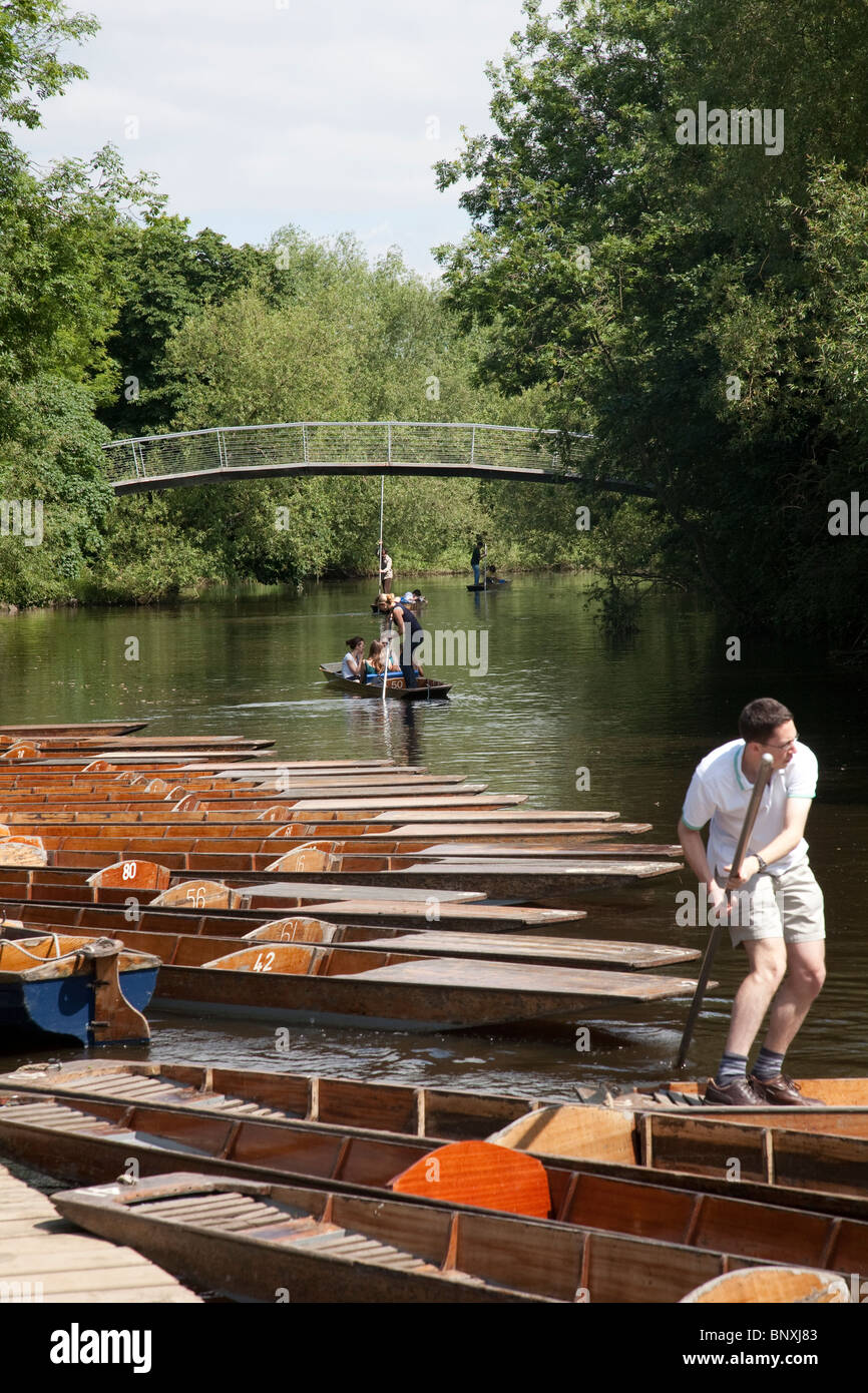 Image shows Oxford University students punting on the Cherwell River, Oxford, England. Photo:Jeff Gilbert Stock Photo