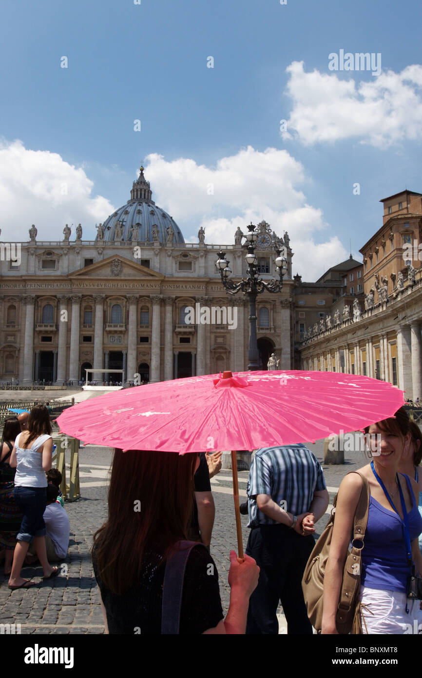 tourists St.Peter square Rome Vatican pink umbrella in first plane Stock Photo Alamy