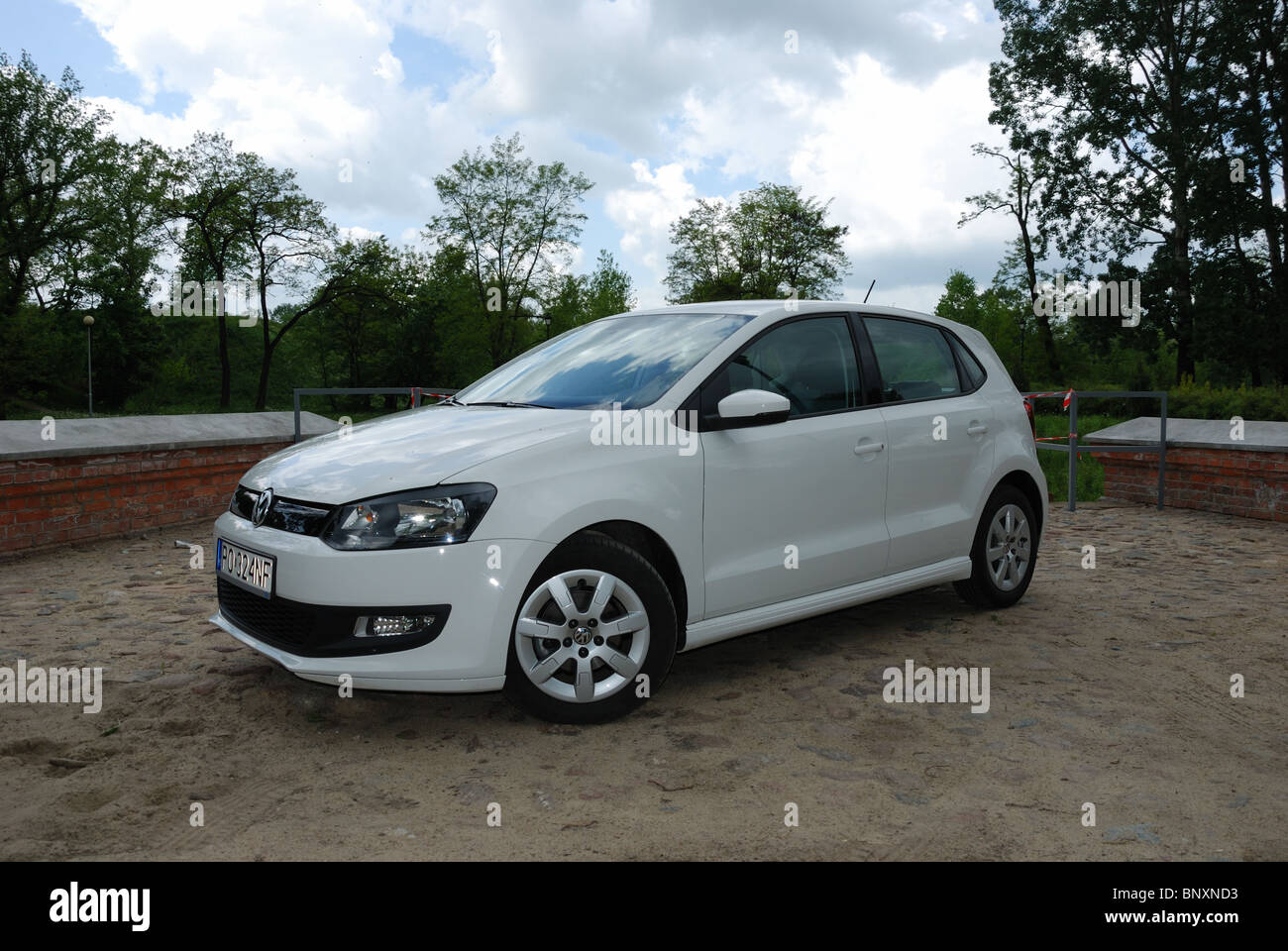 roterend gat Keuze Volkswagen Polo 1.2 TDI BlueMotion - MY 2010 - white - three doors (3D) -  German popular subcompact car, segment B - in a park Stock Photo - Alamy