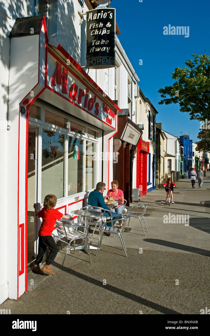 A street scene outside  a fast  food  restaurant  in the 
