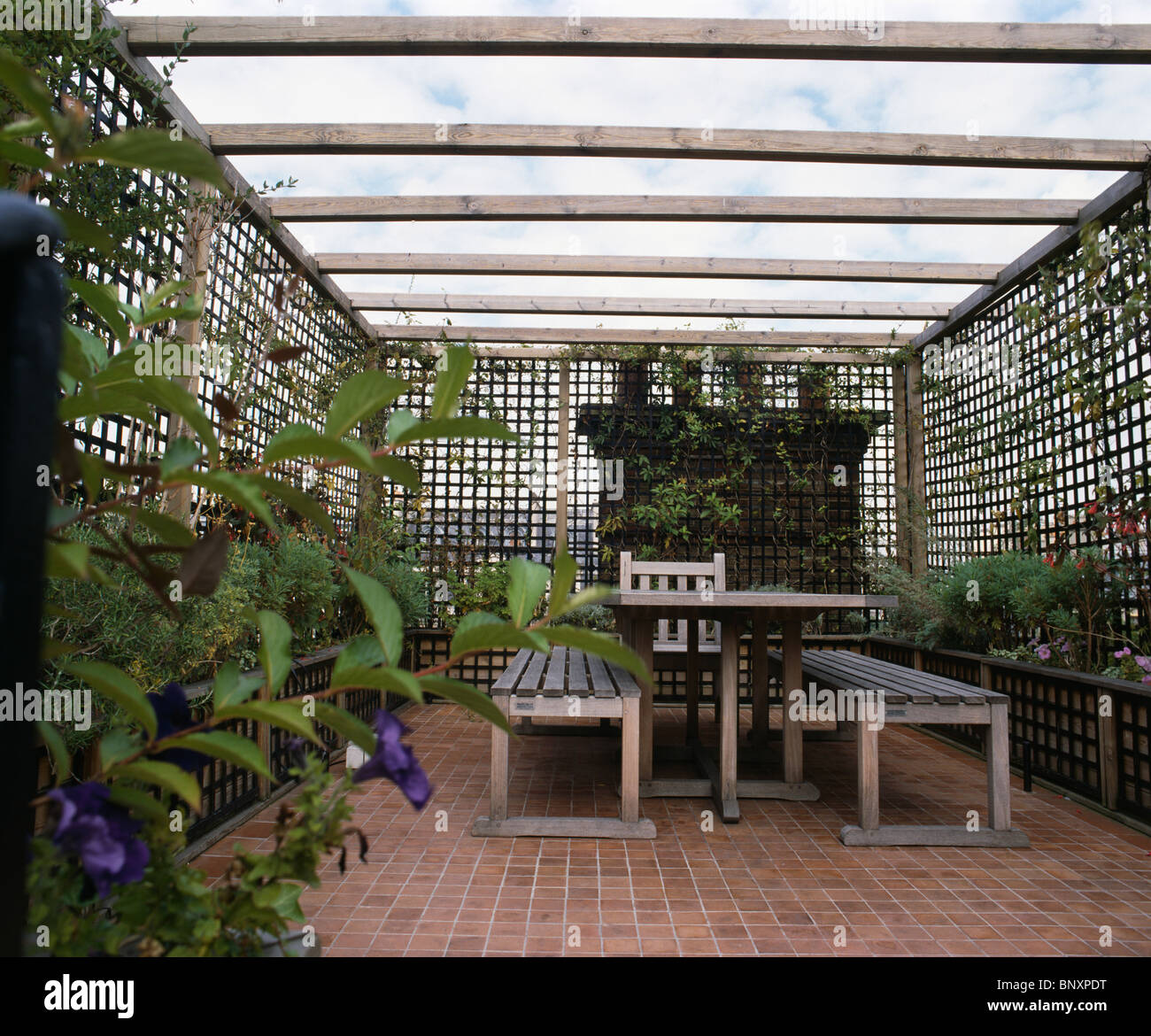 Trellis bench hires stock photography and images Alamy