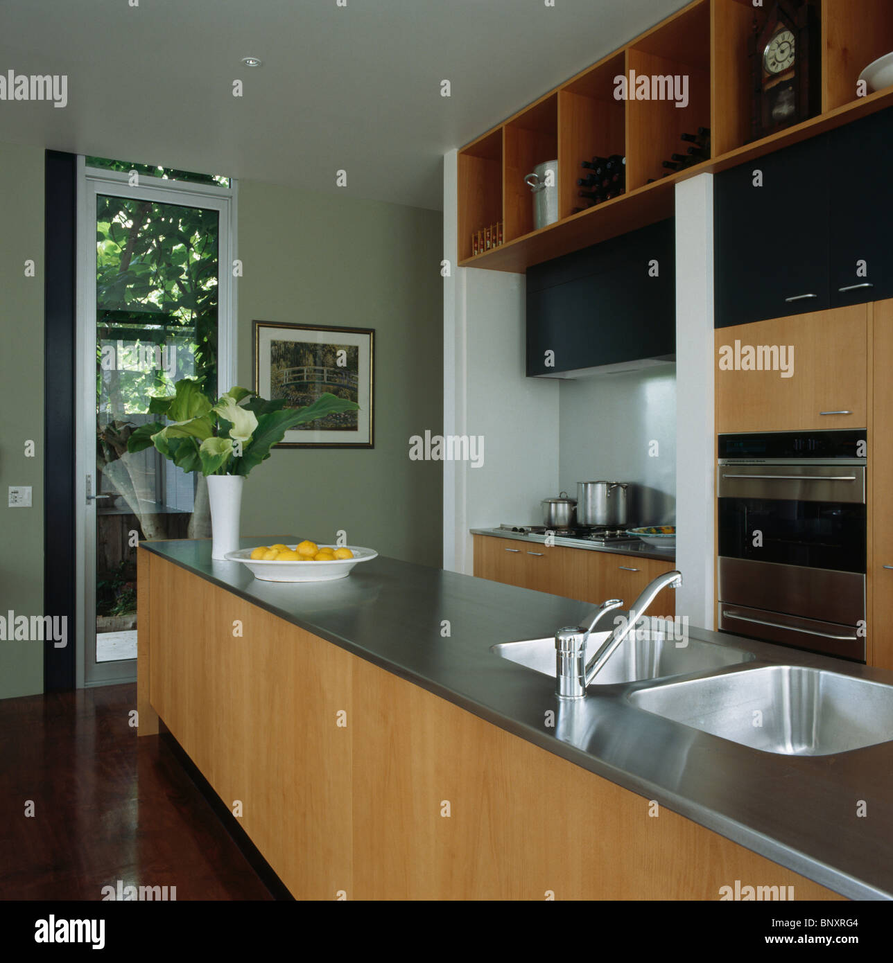 Stainlesssteel sink in island unit with stainlesssteel worktop in