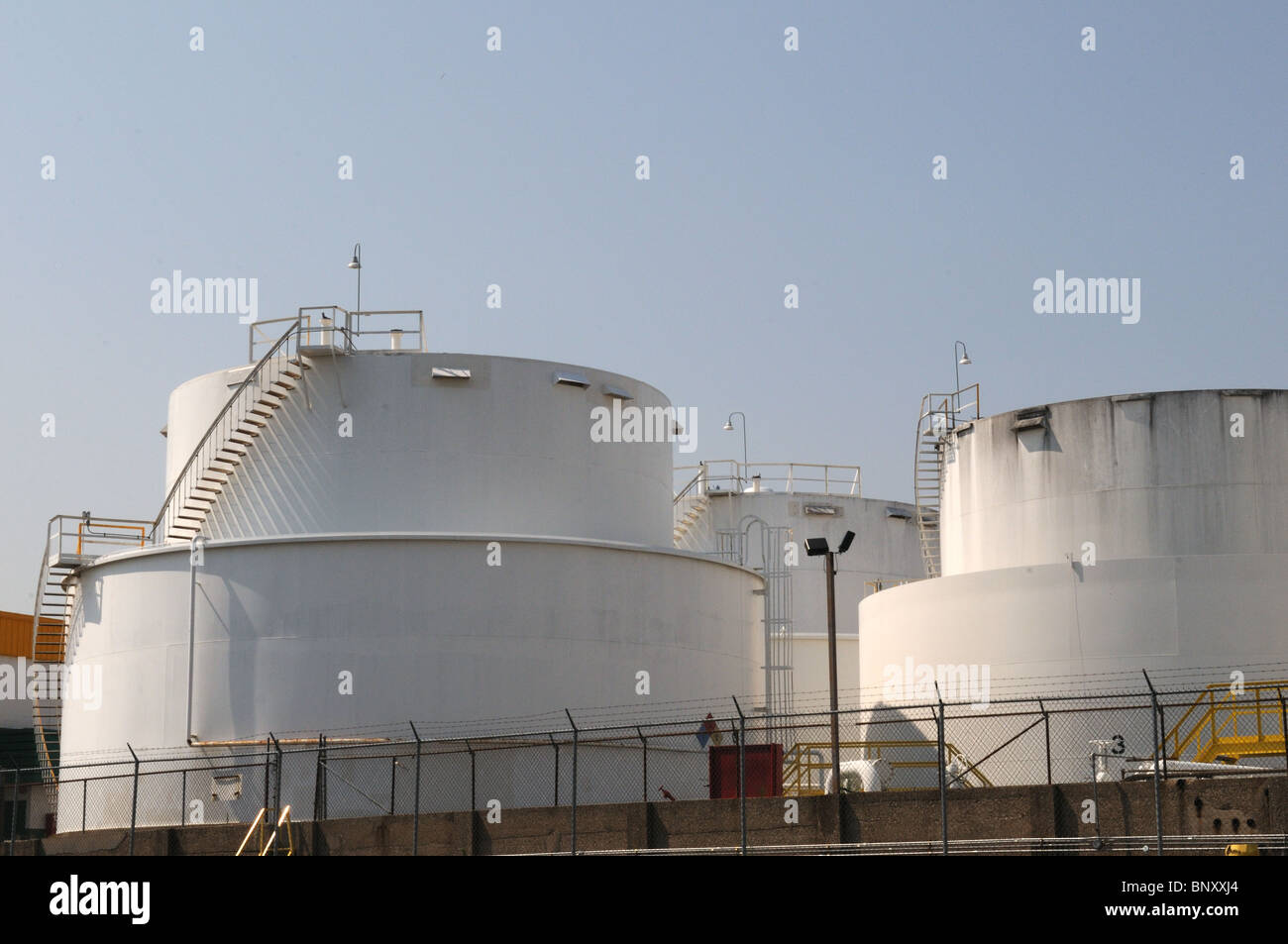 Oii storage tanks on Newtown Creek, a fourmilelong estuary separating Brooklyn and Queens. Oil
