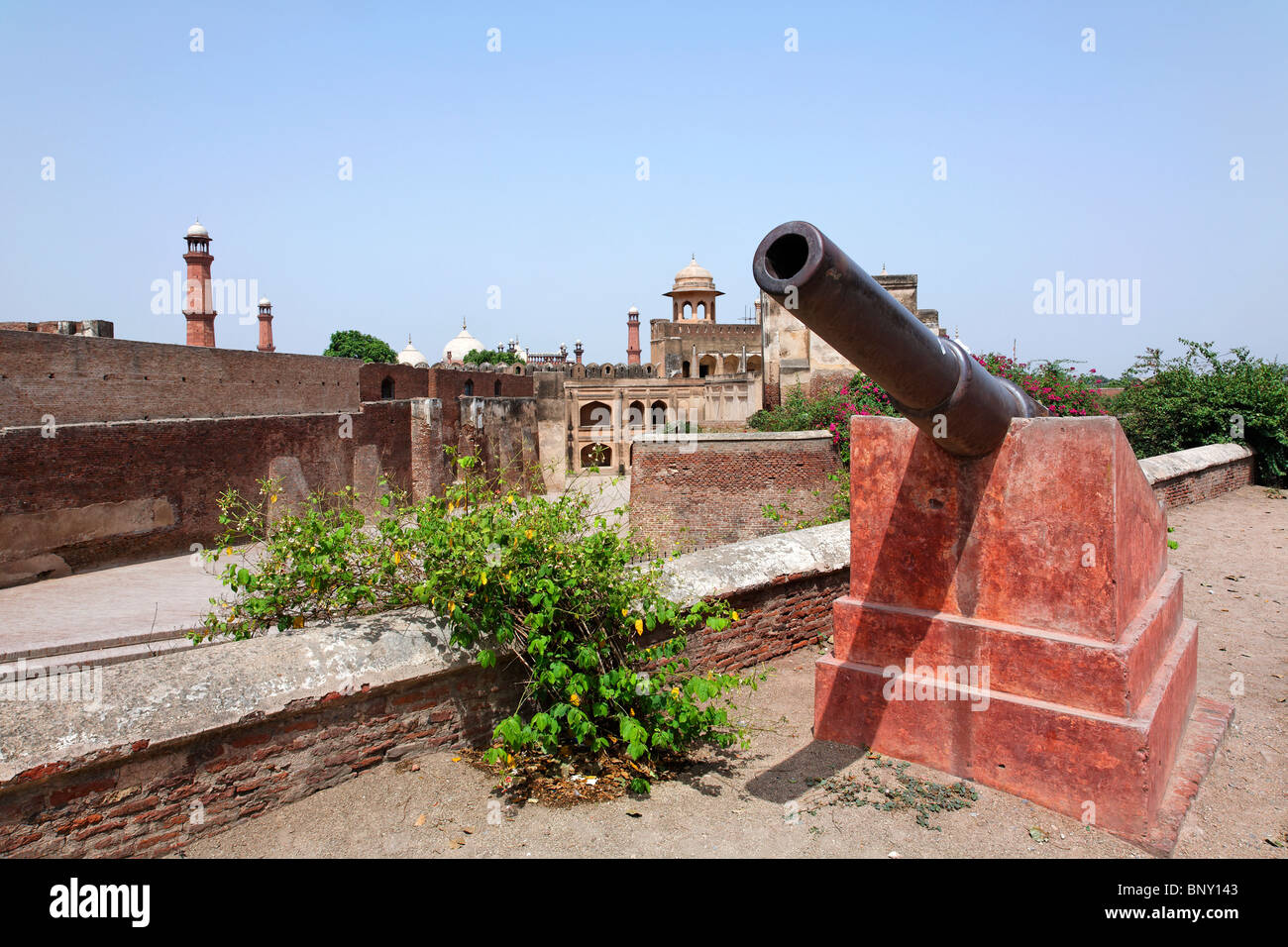 Pakistan Lahore cannon at Lahore Fort Stock Photo Alamy