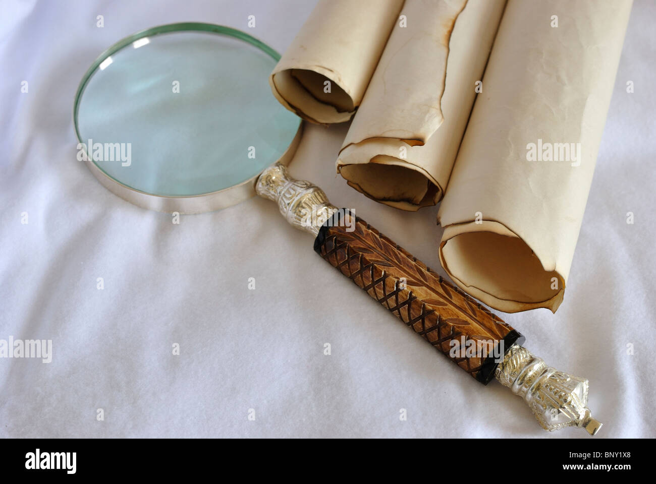 Magnifying glass hires stock photography and images Alamy