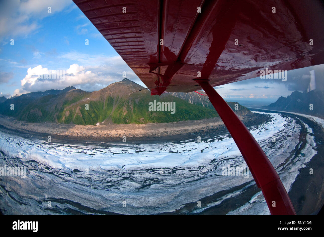 K2 Aviation Ski plane flies around one of the most glaciated areas in Alaska Stock Photo