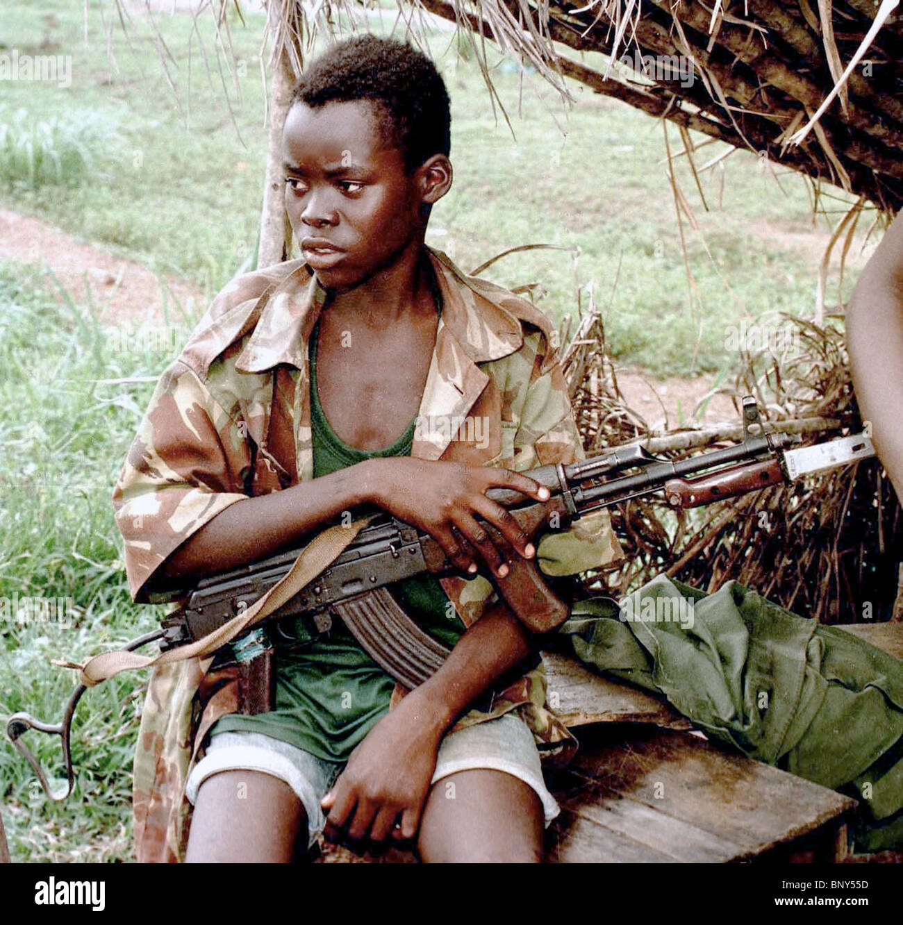Boy child soldiers at a roadblock on the outskirts of Freetown, Sierra  Leona Stock Photo - Alamy