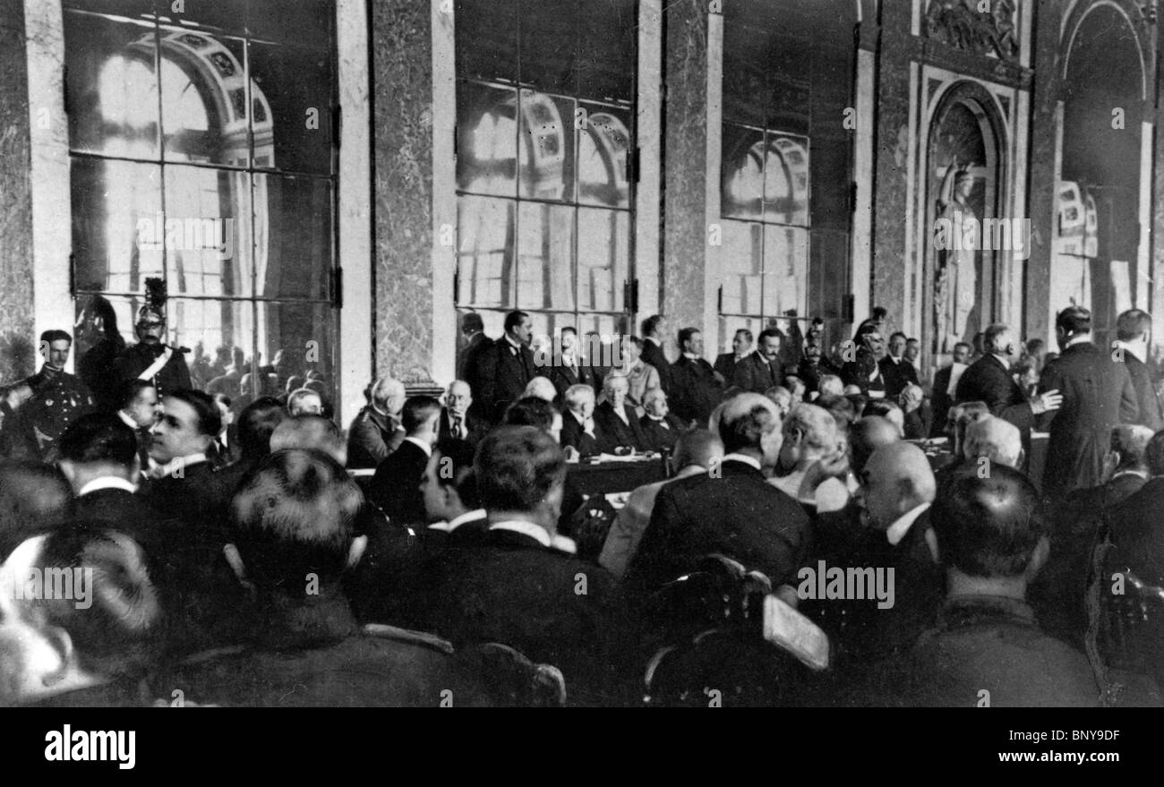 TREATY OF VERSAILLES 1919 - delegates in the Hall of Mirrors at the French Foreign Ministry  on the Quai d'Orsay in Paris Stock Photo