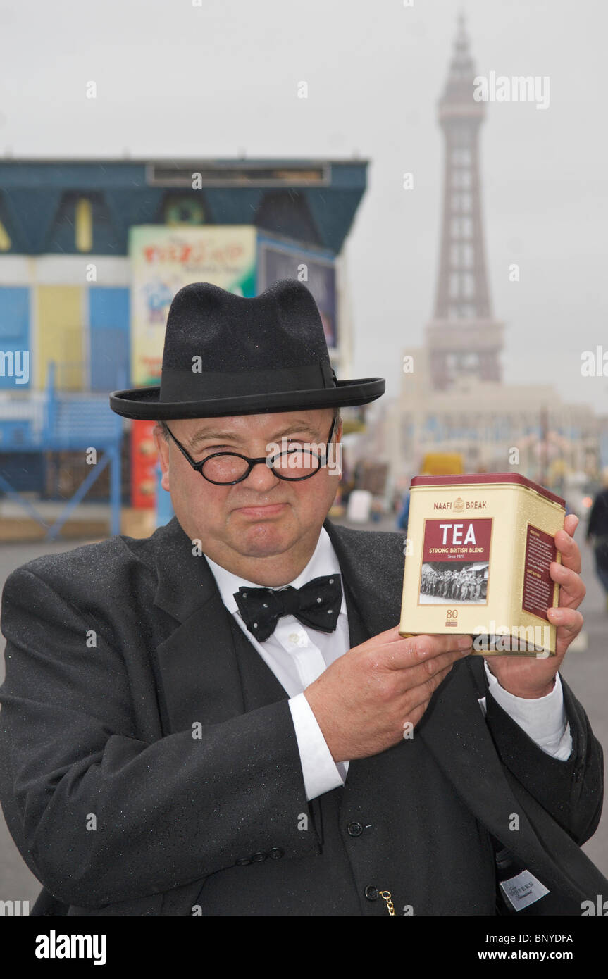 Winston Churchill in Blackpool to help celebrate the NAAFI's 90 th anniversary and raise funds through  the sale of NAAFI tea for the Help the heroes charity. Stock Photo