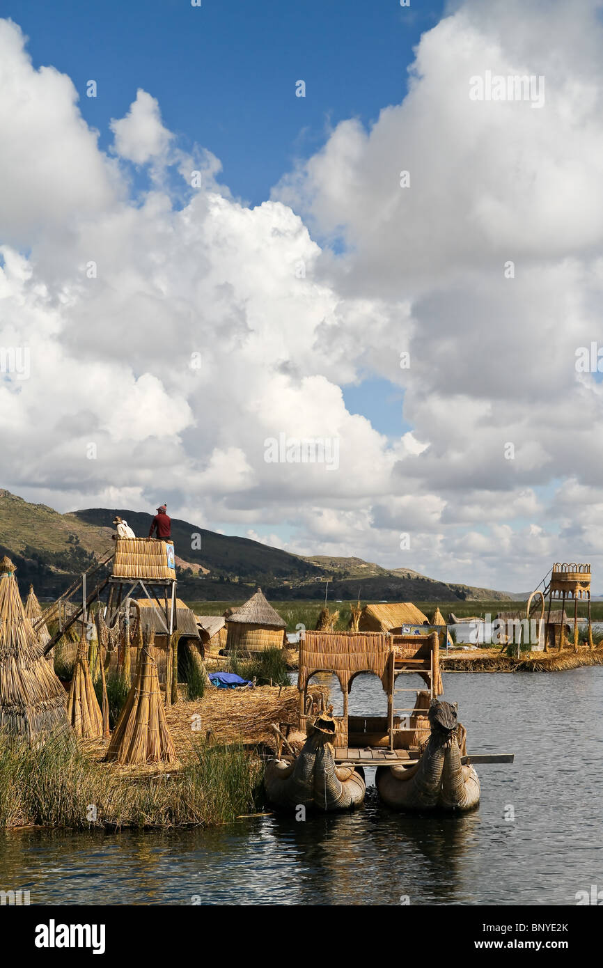 Titicaca Reed Raft Tipical boats made of reed in the titicaca lake, Peru Stock Photo - Alamy