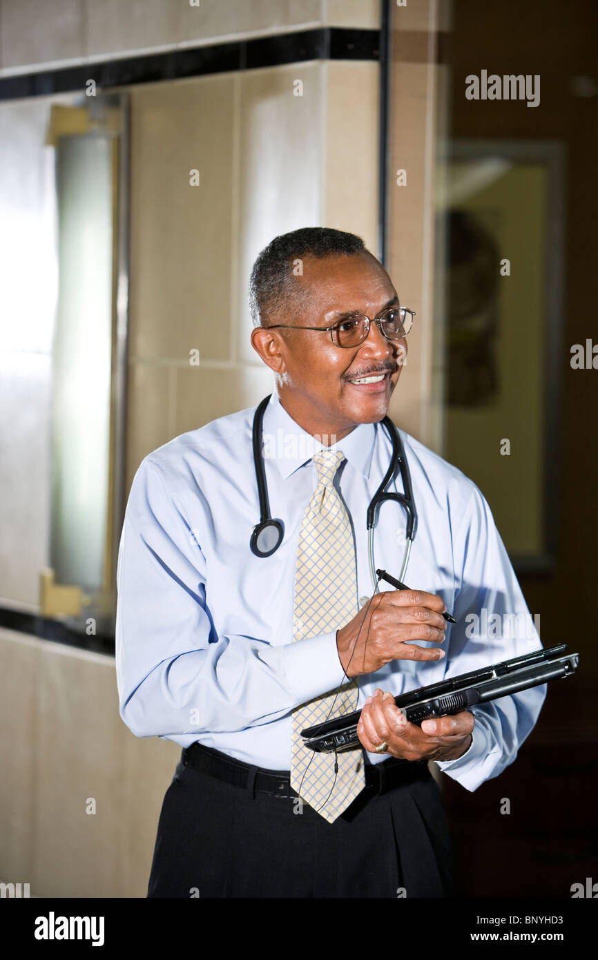 African american doctor hi-res stock photography and images - Alamy