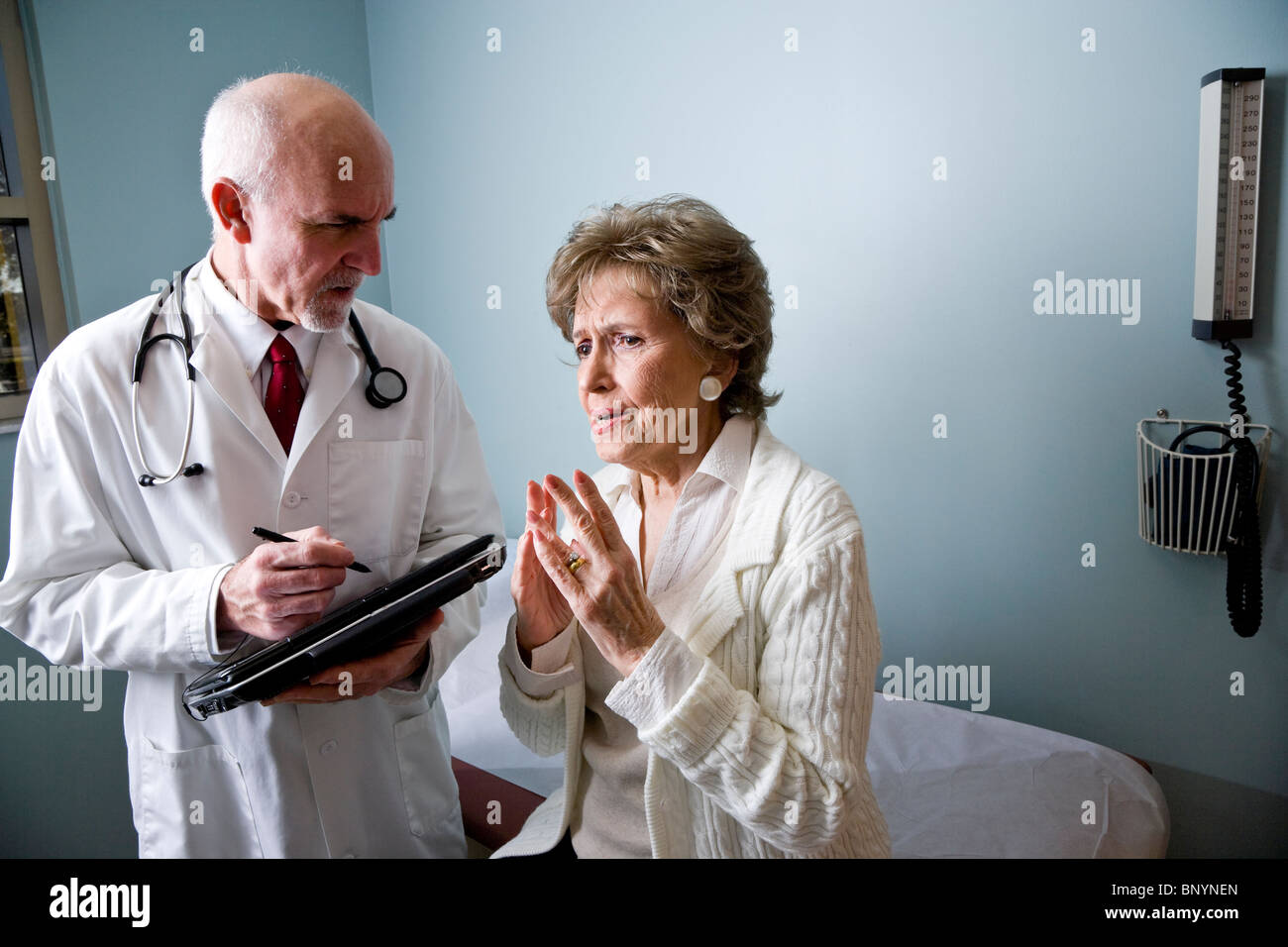 Patient doctor talking hi-res stock photography and images - Alamy