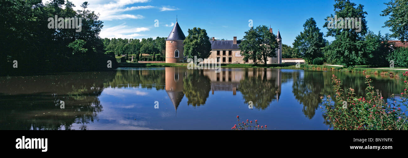 A panoramic view across the lake to the impressive Chateau de Chamerolles Stock Photo