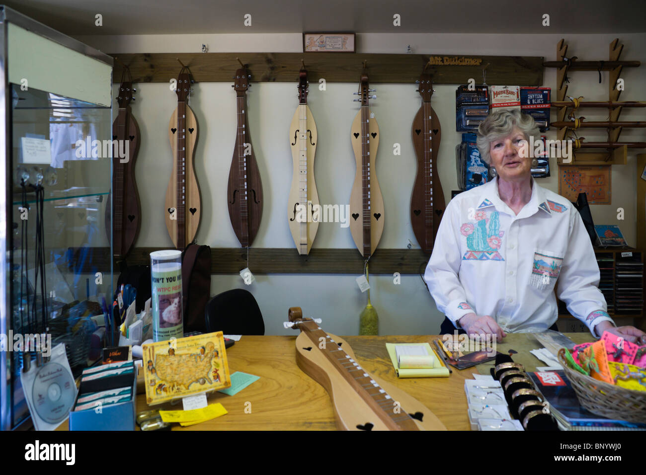 Sedona, Arizona - Sedona Sunset shop, which specialises in American Mountain Dulcimer or lap dulcimer fretted instruments. Stock Photo