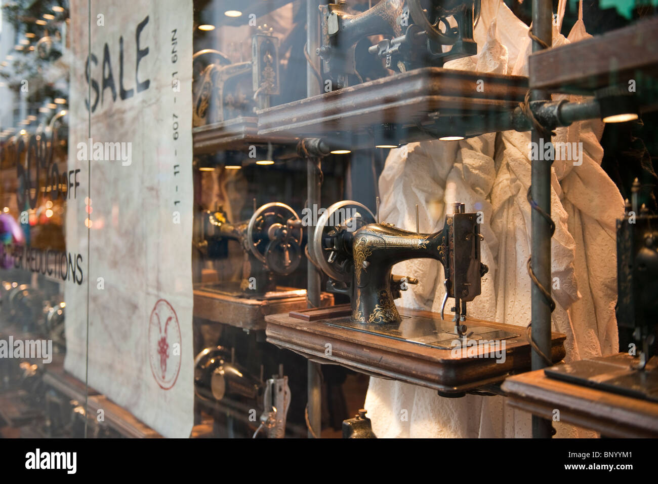 Singer antique sewing machine hires stock photography and images Alamy