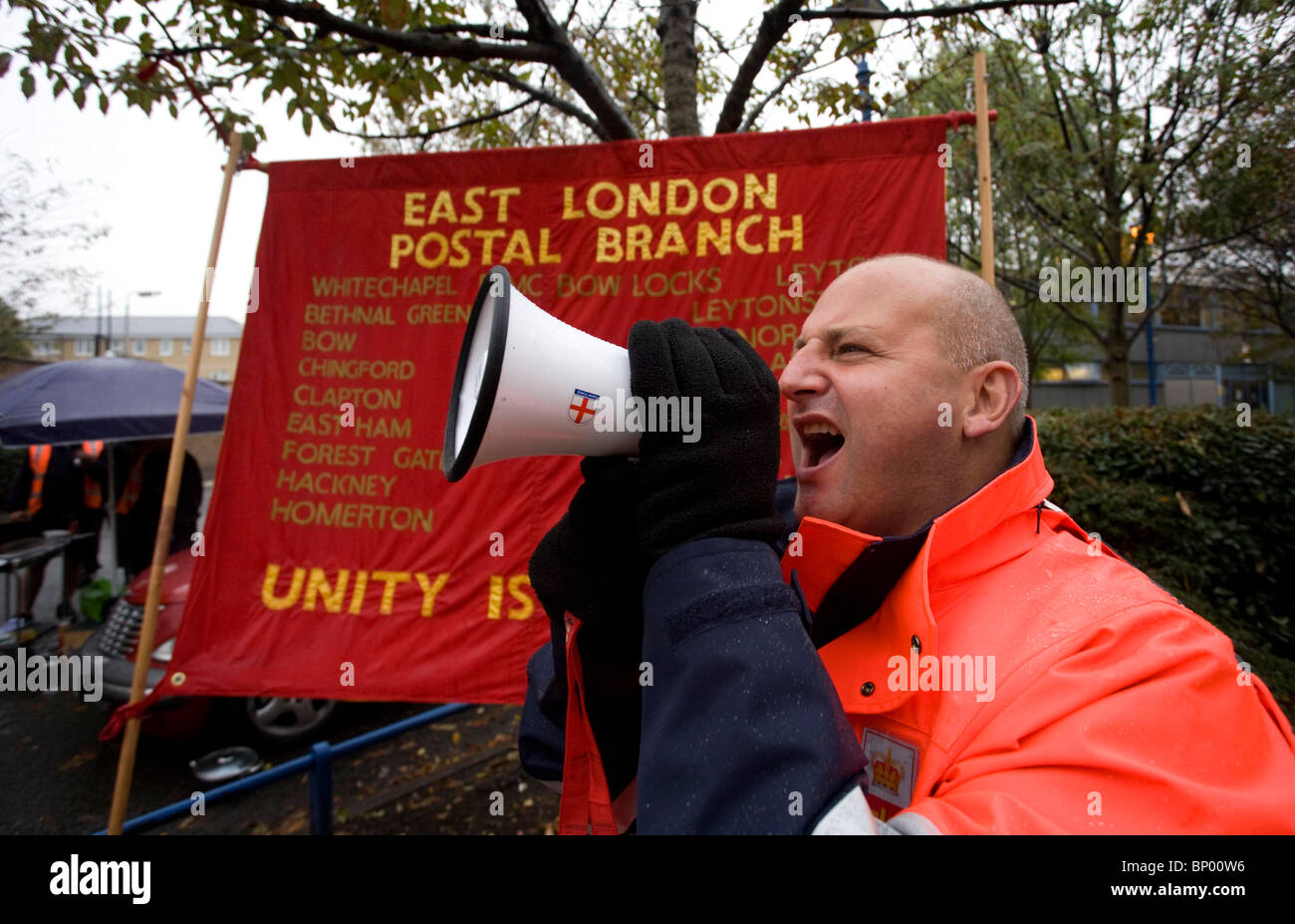 A striking Postal Worker picket outside Bow Delivery Office in East London.  Picture by James Boardman Stock Photo - Alamy
