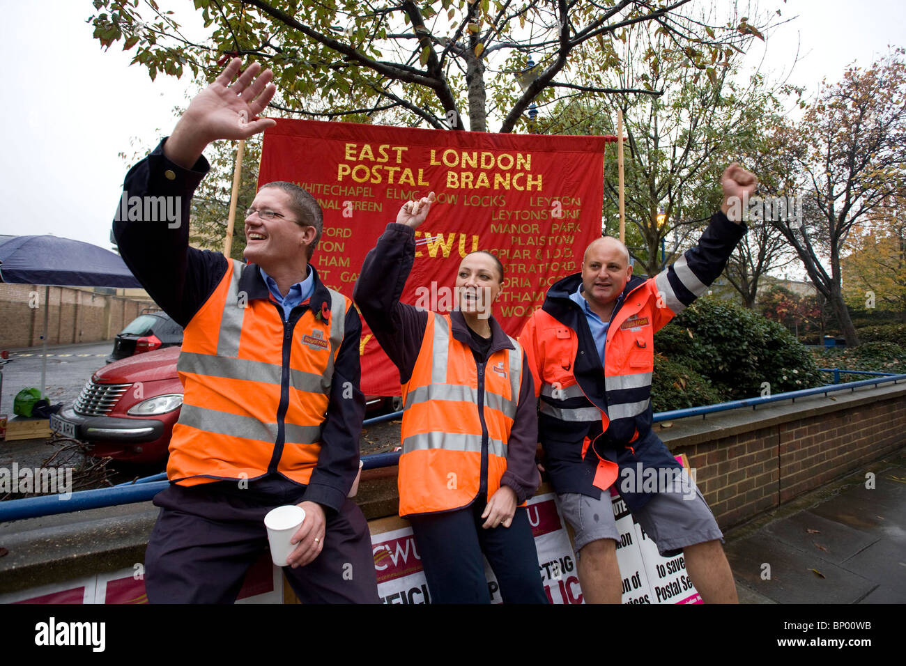 Striking Postal Workers picket outside Bow Delivery Office in East London.  Picture by James Boardman Stock Photo - Alamy