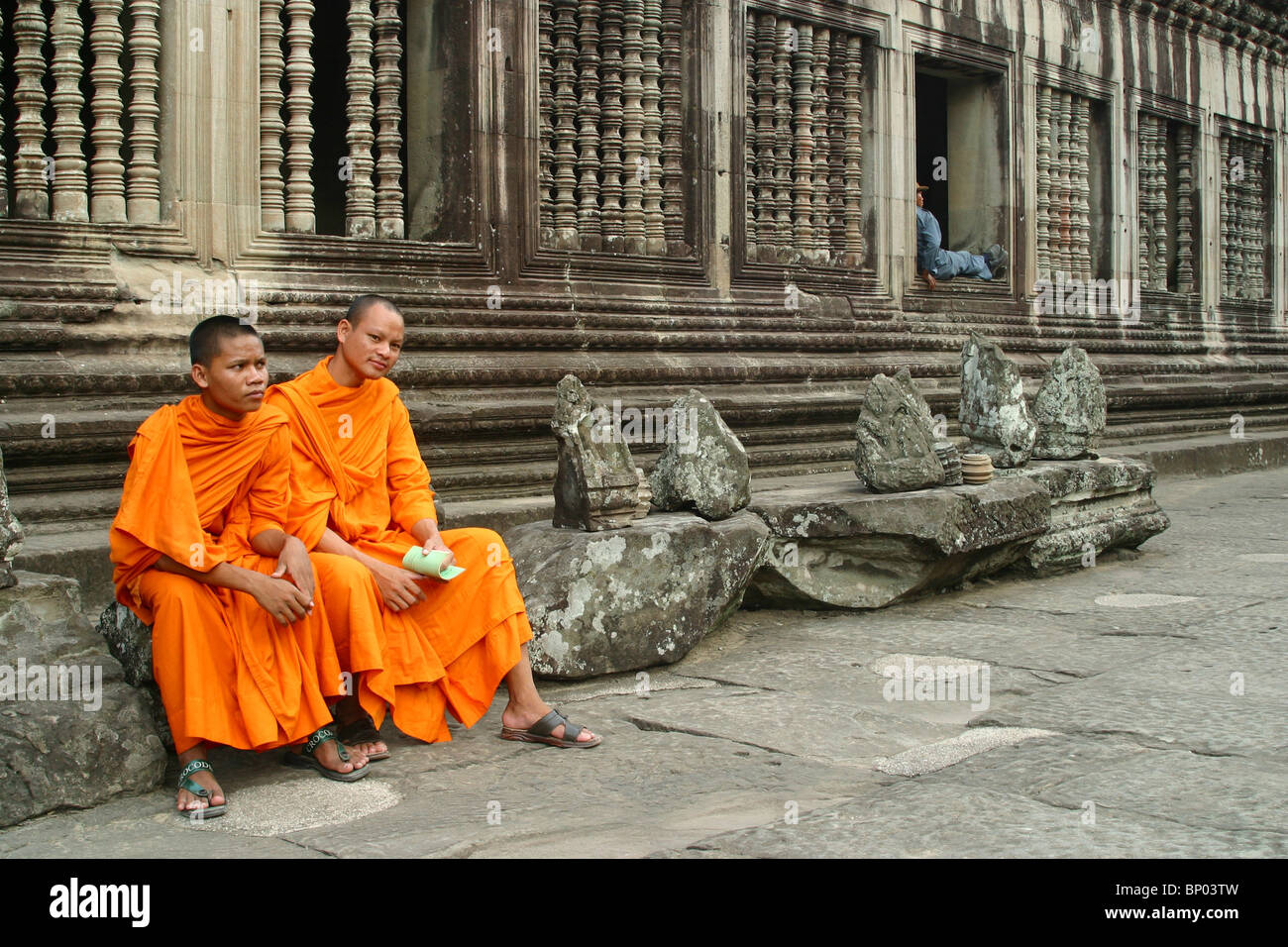 Moenche im groessten Sakralbau der Welt- Angkor Wat | monks inside Angkor Wat, the biggest religious building in the world Stock Photo