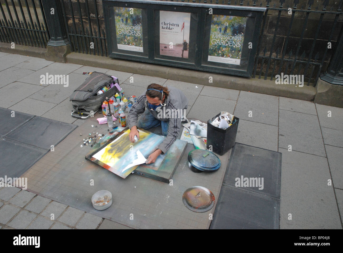 A street art busking outside the National Gallery of Scotland during the annual Edinburgh Festival. Stock Photo