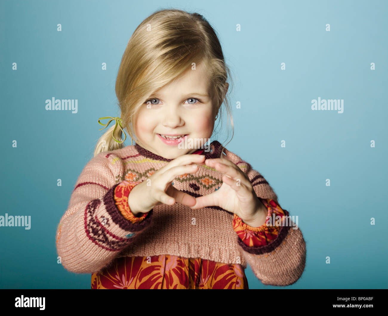 Portrait of smiling little girl Stock Photo - Alamy