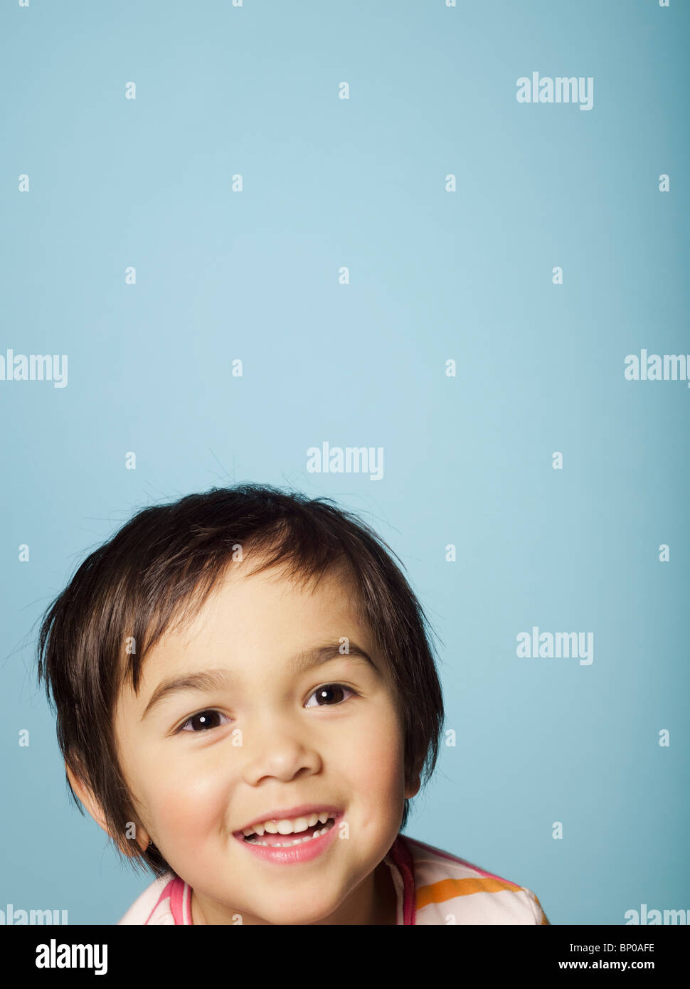 Portrait of smiling little girl Stock Photo - Alamy