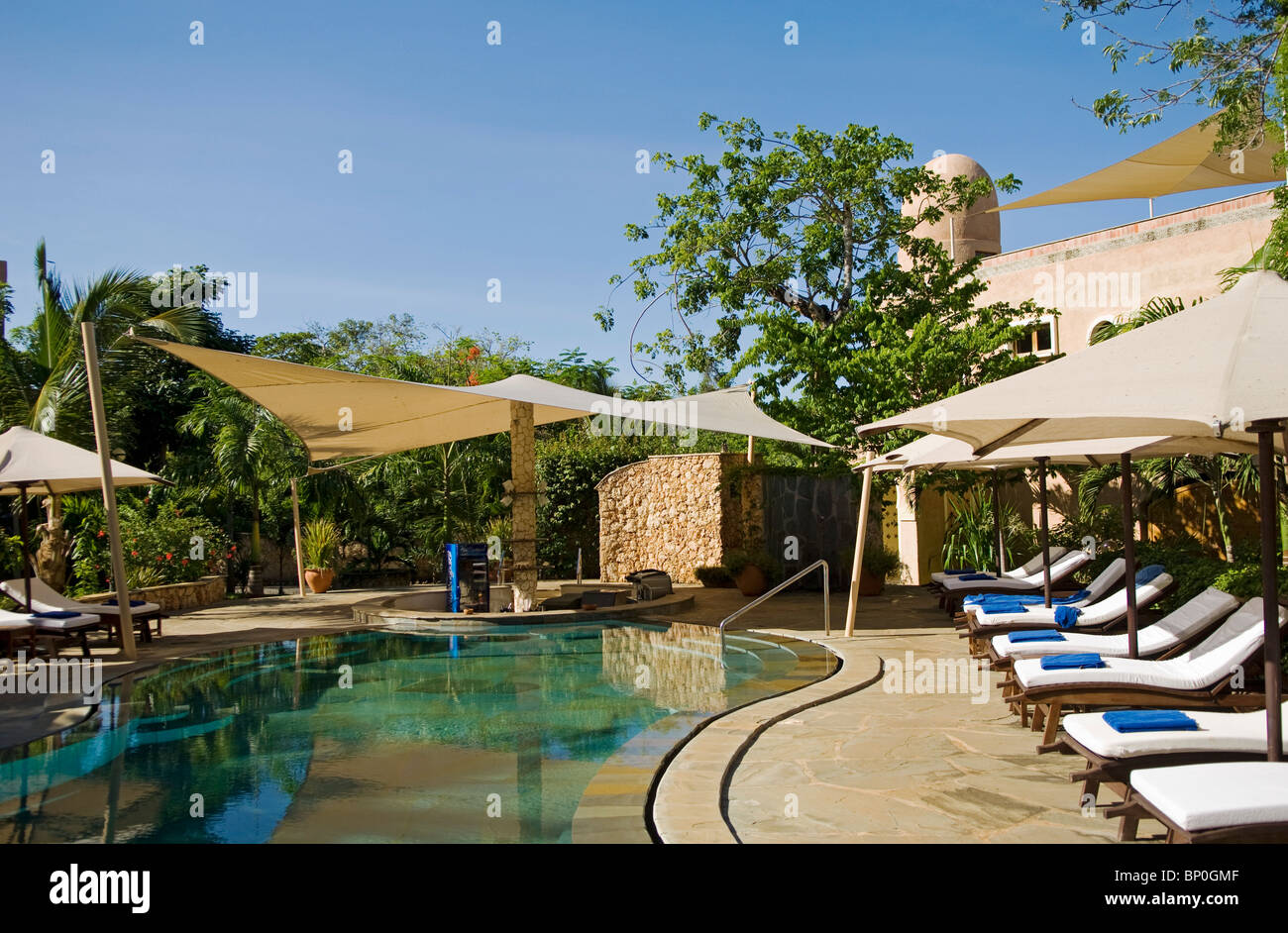 Kenya, Coast, Diani Beach. The swimming pool and sunken bar for the garden villas at Almanara Beach Resort. Stock Photo