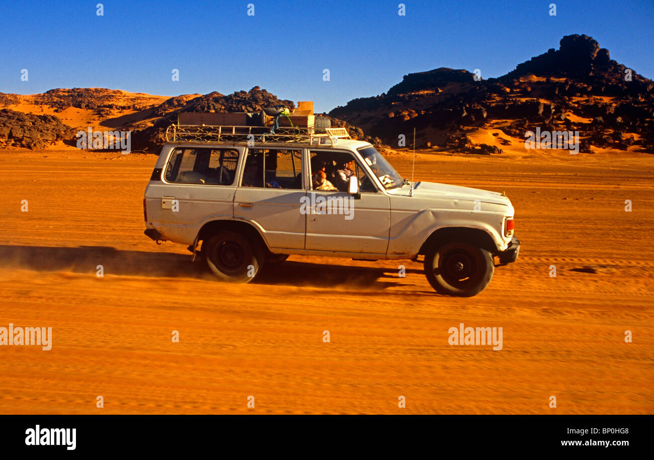 Libya; Fezzan; near Germa. A 4WD vehicle in the Sahara between the Jebel Akakus and Erg Uan Kasa towards Wadi Teshuinat. Stock Photo