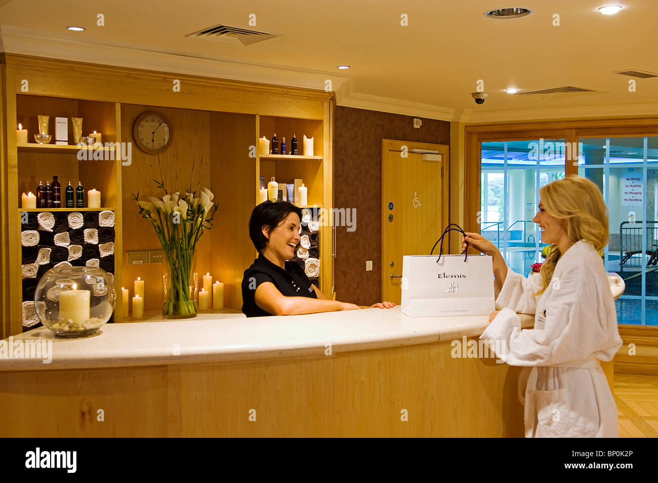 Northern Ireland, Fermanagh, Enniskillen. A girl purchases some spa products at the Health Spa in the Killyhevlin Hotel Stock Photo