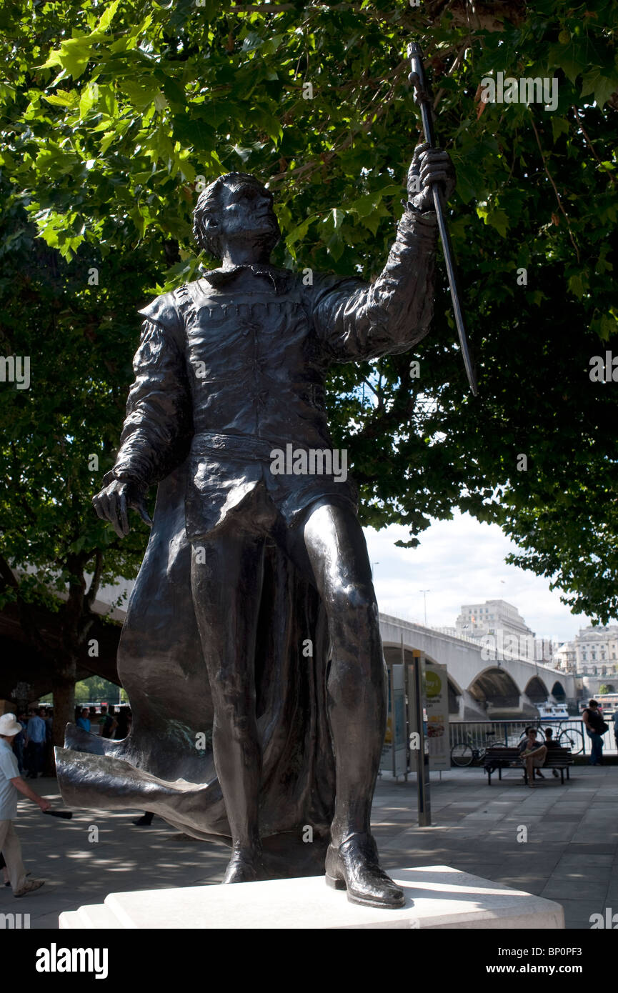 Statue of Lord Laurence Oliver on the Southbank, London Stock Photo