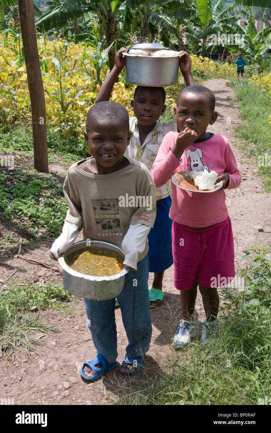 Rwanda, Kigarama, L'Espérance orphanage, children carrying lunch Stock ...