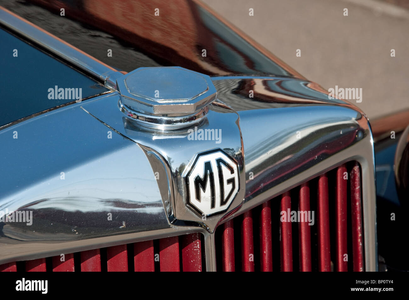 Classic mg car grill badge hires stock photography and images Alamy