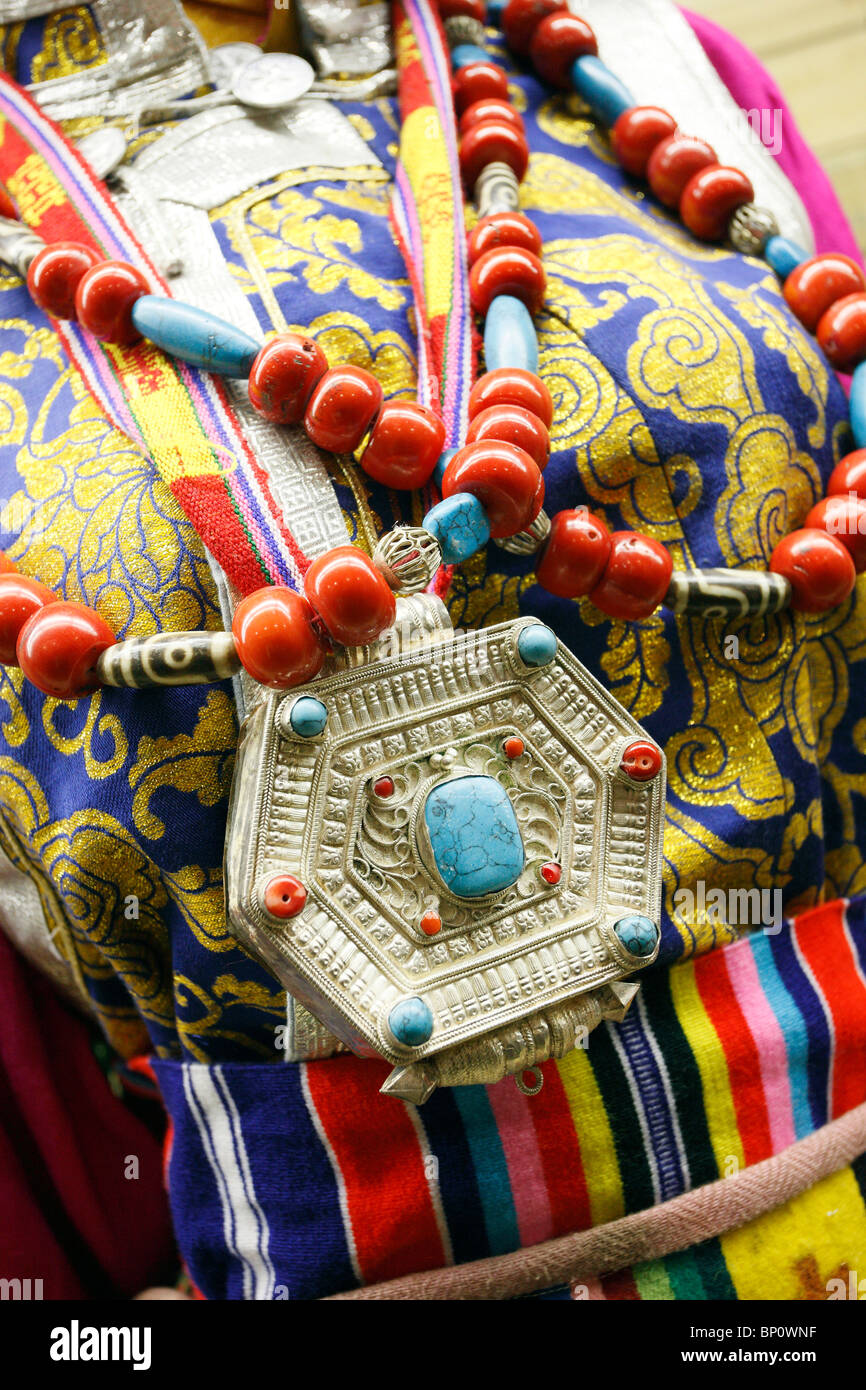 China traditional clothing hi-res stock photography and images - Alamy