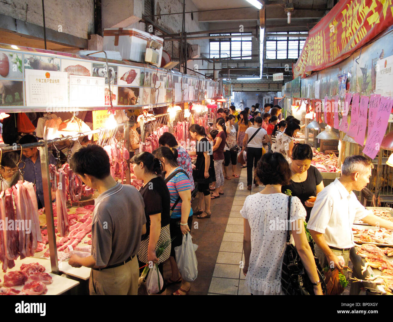 Ночной рынок гуанчжоу. Гуанчжоу Кантонская ярмарка. Гуандун рынок. Гуандун люди. Косметический рынок Гуанчжоу.