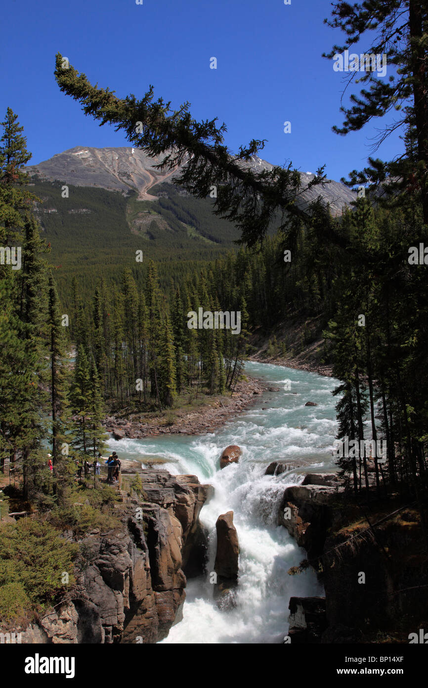 canada-alberta-jasper-national-park-sunwapta-river-falls-stock-photo