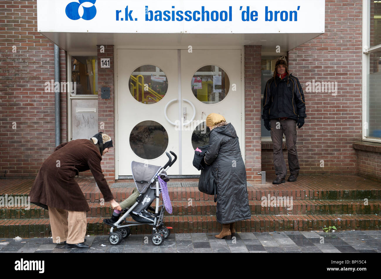 Amsterdam, oud west, moslima's wachten op hun kinderen bij de RK basisschool de bron Stock Photo