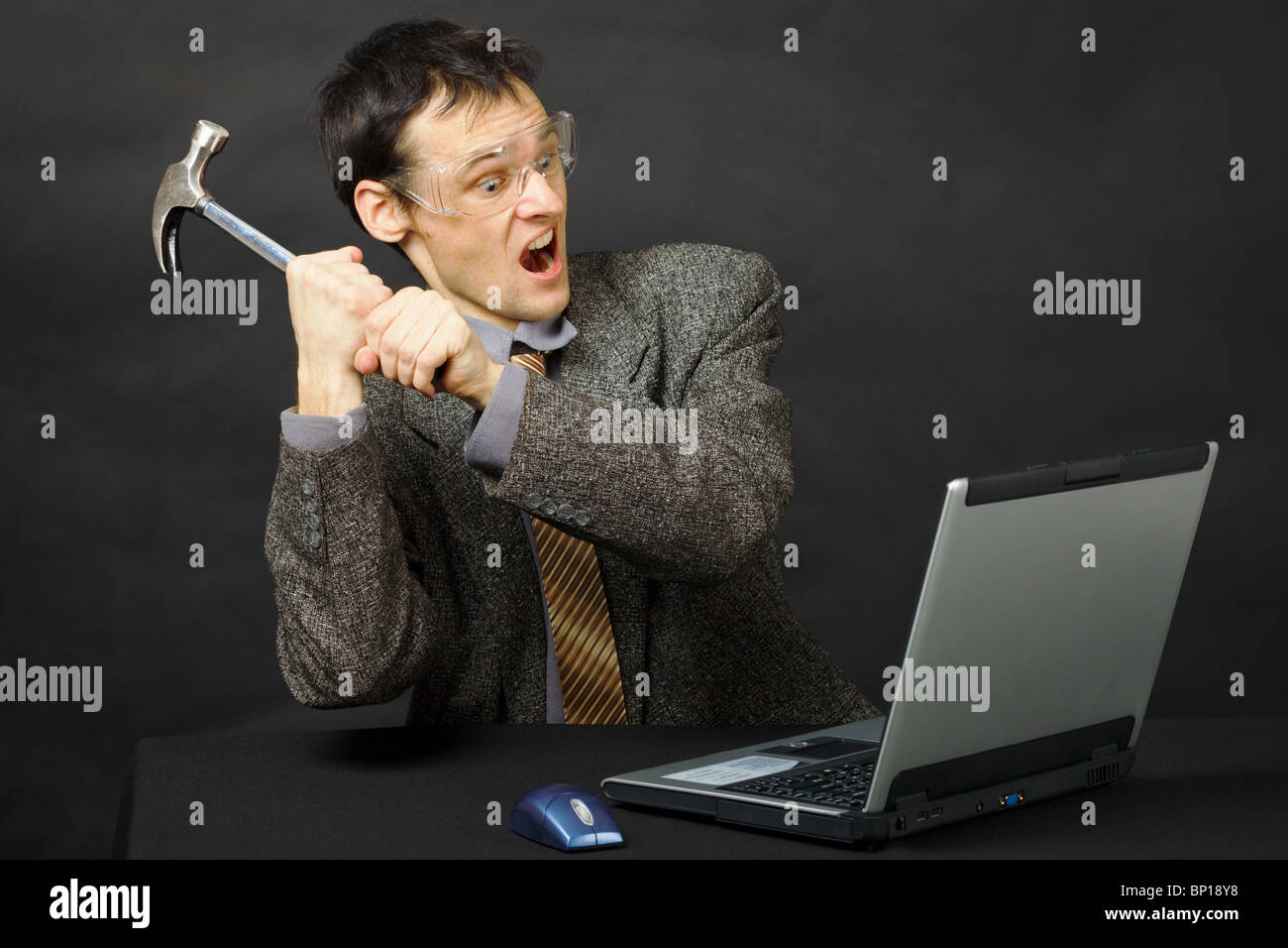 офисный работник. человек плохой компьютер. человек в стрессе. человек плохой компьютер. уставший человек за компьютером.