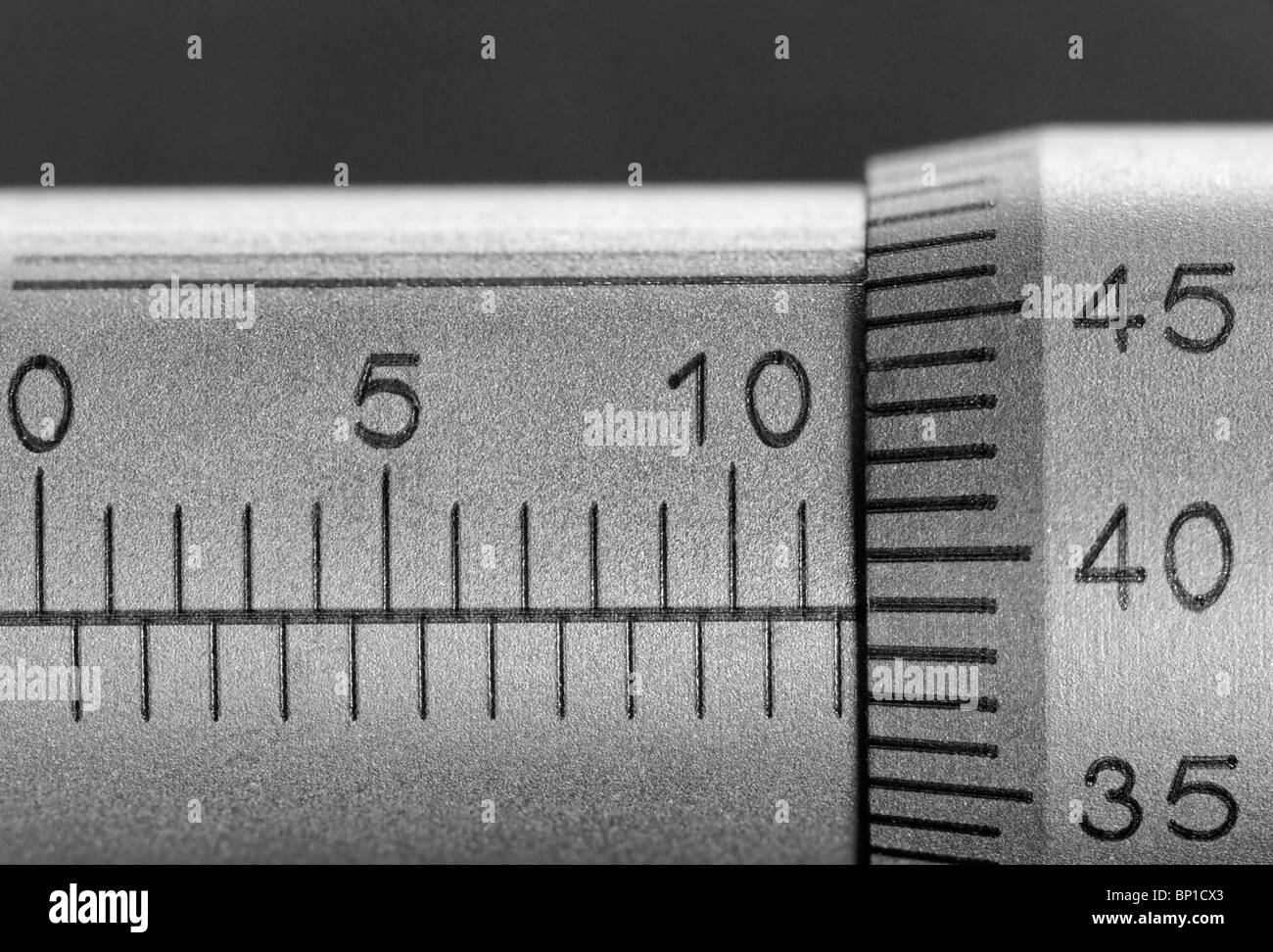 https://c8.alamy.com/comp/BP1CX3/the-scale-of-a-metric-mechanical-linear-actuator-BP1CX3.jpg