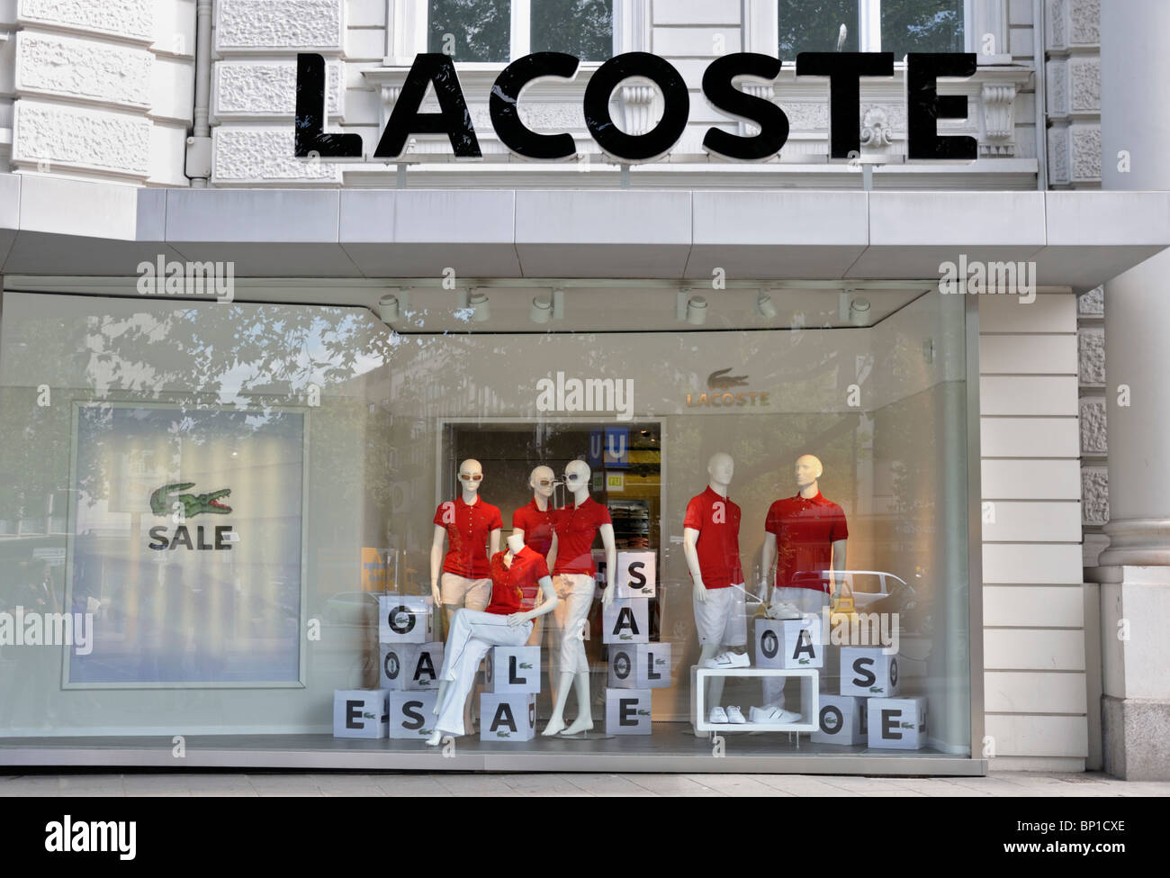 bedenken Oost dubbellaag Lacoste clothing store display with sale signs showing summer sales 2010 in  Kurfurstendamm Berlin Germany Stock Photo - Alamy