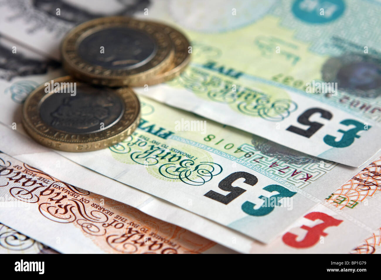 Sterling £2 coins on £20, £10 and £5 notes Stock Photo - Alamy