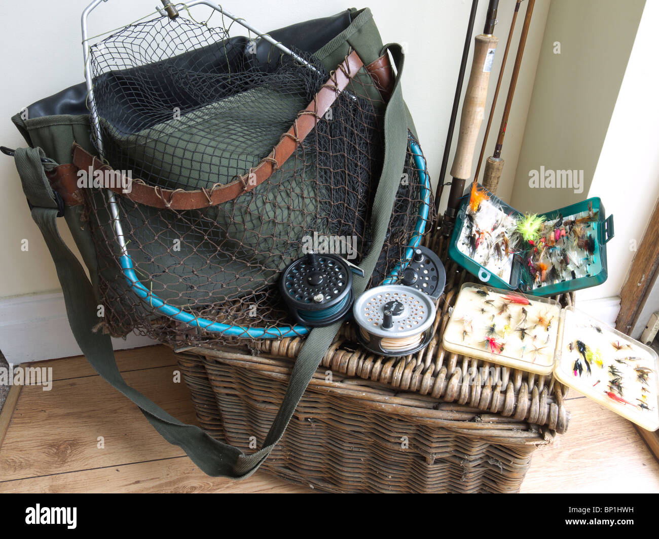 https://c8.alamy.com/comp/BP1HWH/trout-fishing-tackle-on-a-wicker-basket-england-uk-BP1HWH.jpg