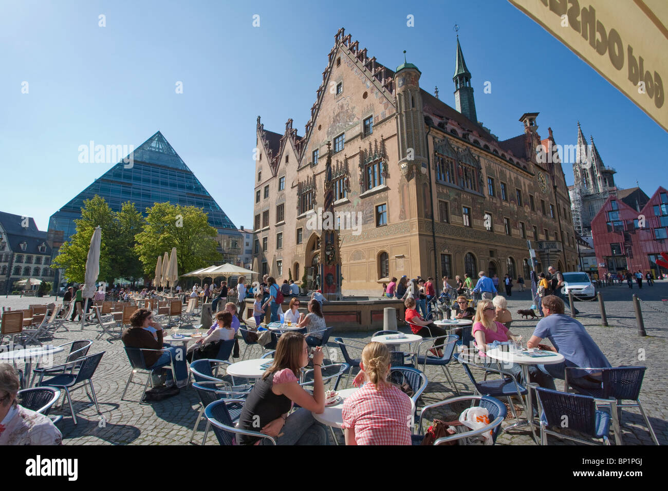 CAFE IN FRONT OF TOWN HALL, PUBLIC LIBRARY LEFT MARKET PLACE, ULM, BADEN-WURTTEMBERG, GERMANY Stock Photo